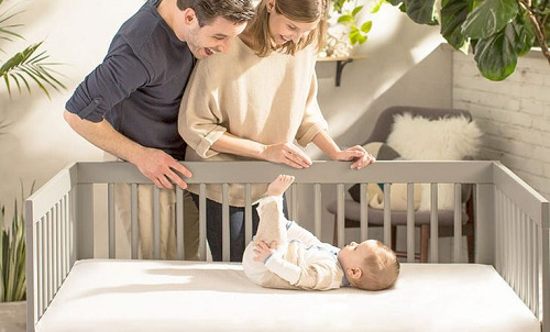 Um bebê dormindo em um berço