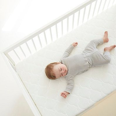 Un bébé qui dort dans un berceau 