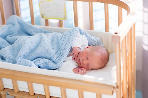 Um bebê dormindo em um berço