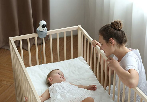 Um bebê dormindo em um berço 