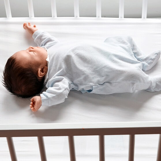Bebê dormindo no berço