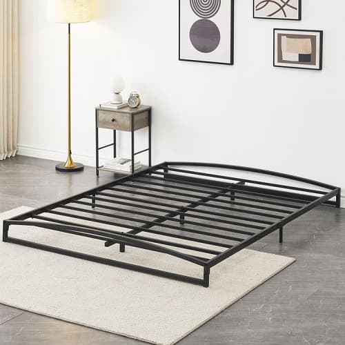 Cama de chão com estrutura de metal minimalista