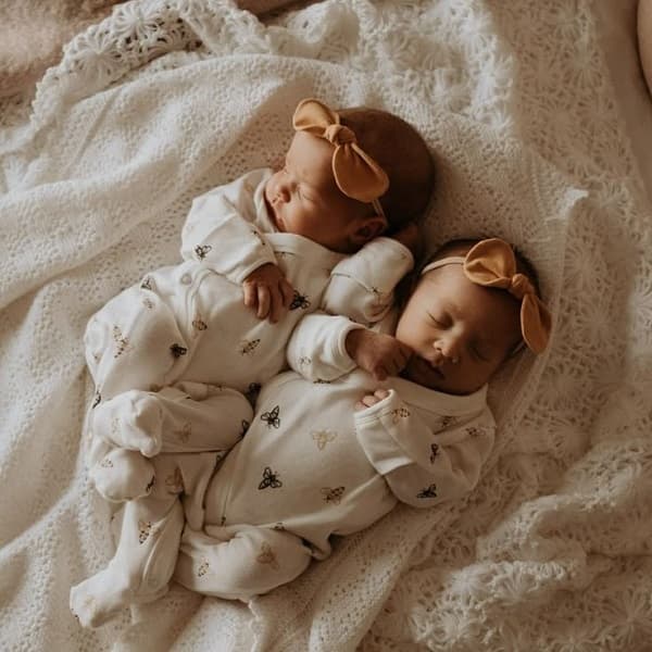 Gemelos durmiendo juntos