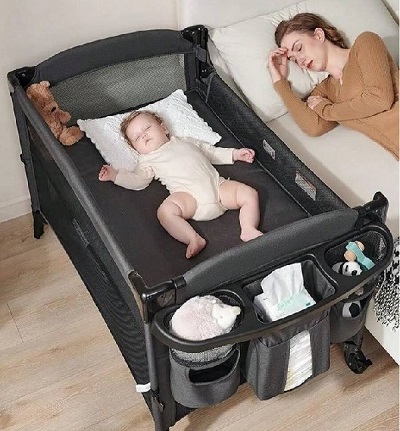 Ребенок спит в люльке