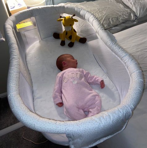 Bambino che dorme nella culla