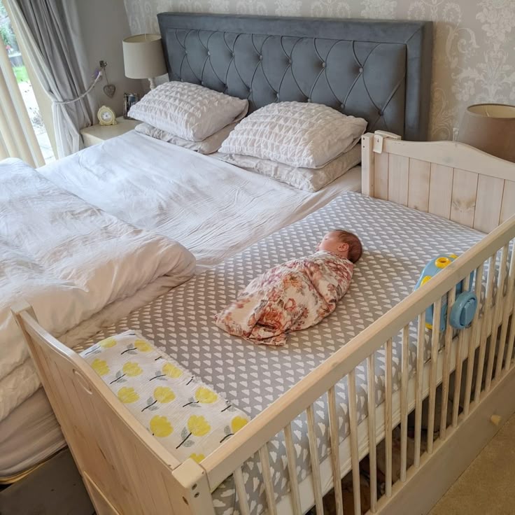 bebê dorme no berço