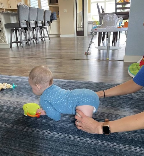 El bebé está aprendiendo a caminar.