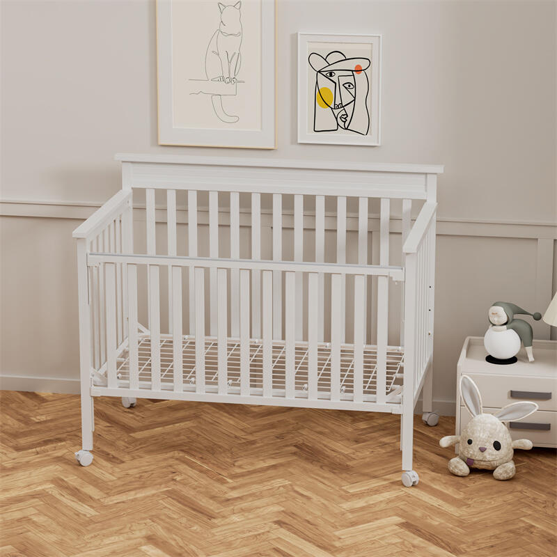Белая регулируемая детская кроватка на колесиках