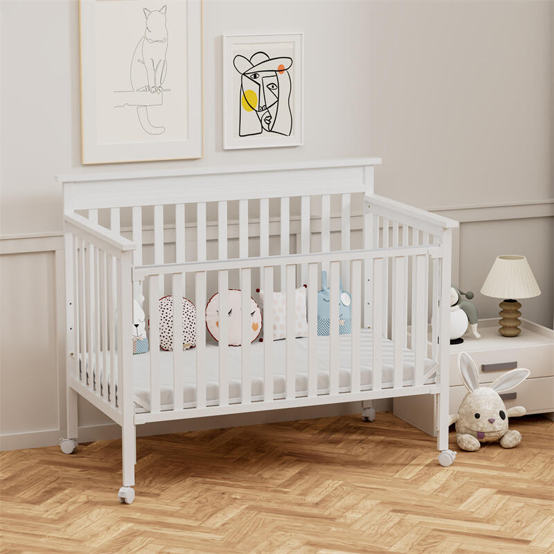 Белая регулируемая детская кроватка на колесиках