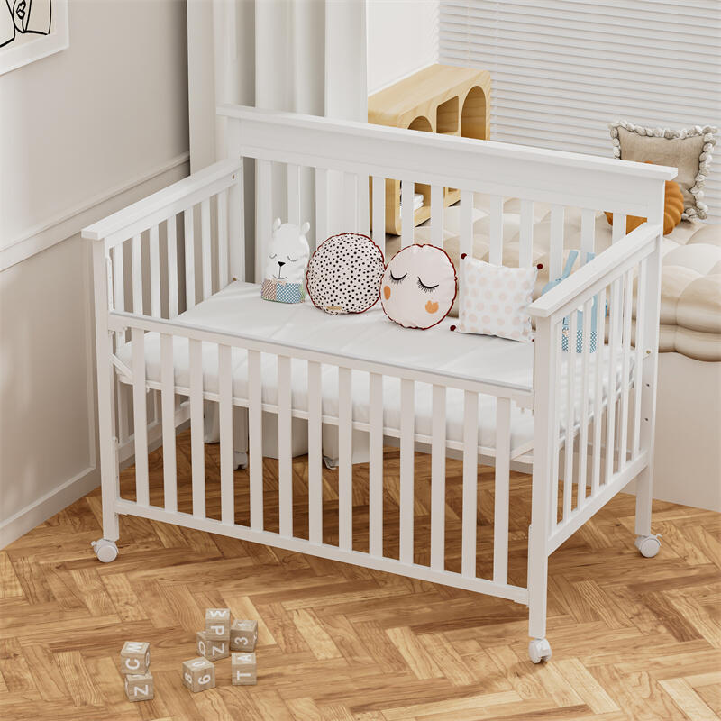 Белая регулируемая детская кроватка на колесиках