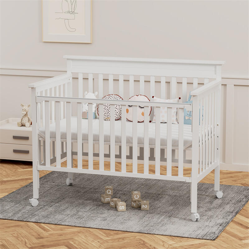 Белая регулируемая детская кроватка на колесиках