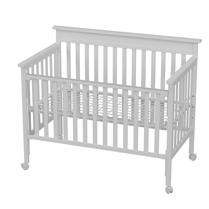 Белая регулируемая детская кроватка на колесиках