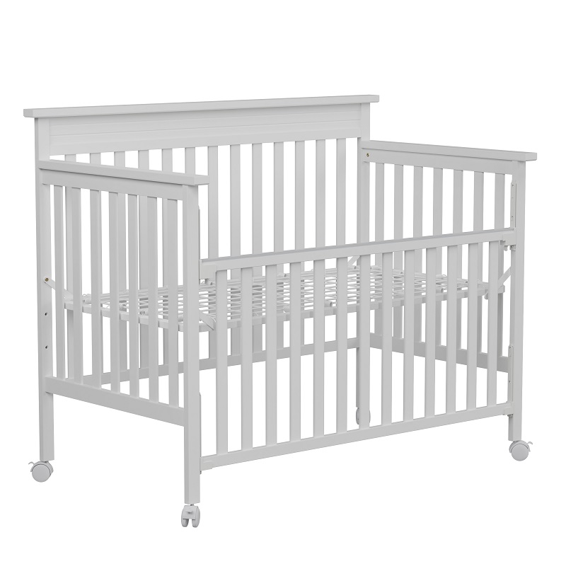 Белая регулируемая детская кроватка на колесиках